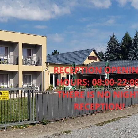 Grill Terasz Etterem Es Szallashely Mezőkövesd Екстериор снимка