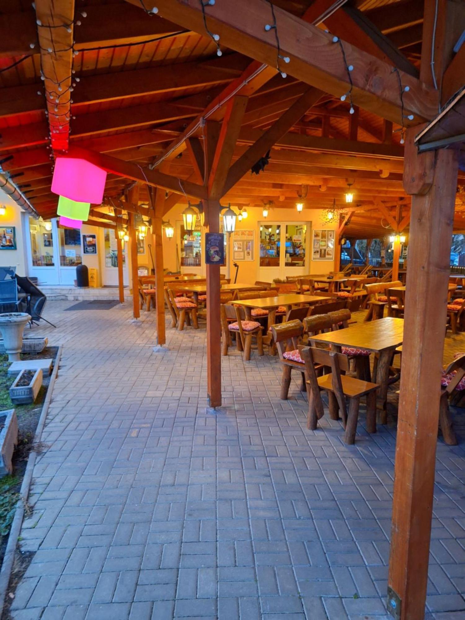 Grill Terasz Etterem Es Szallashely Mezőkövesd Екстериор снимка