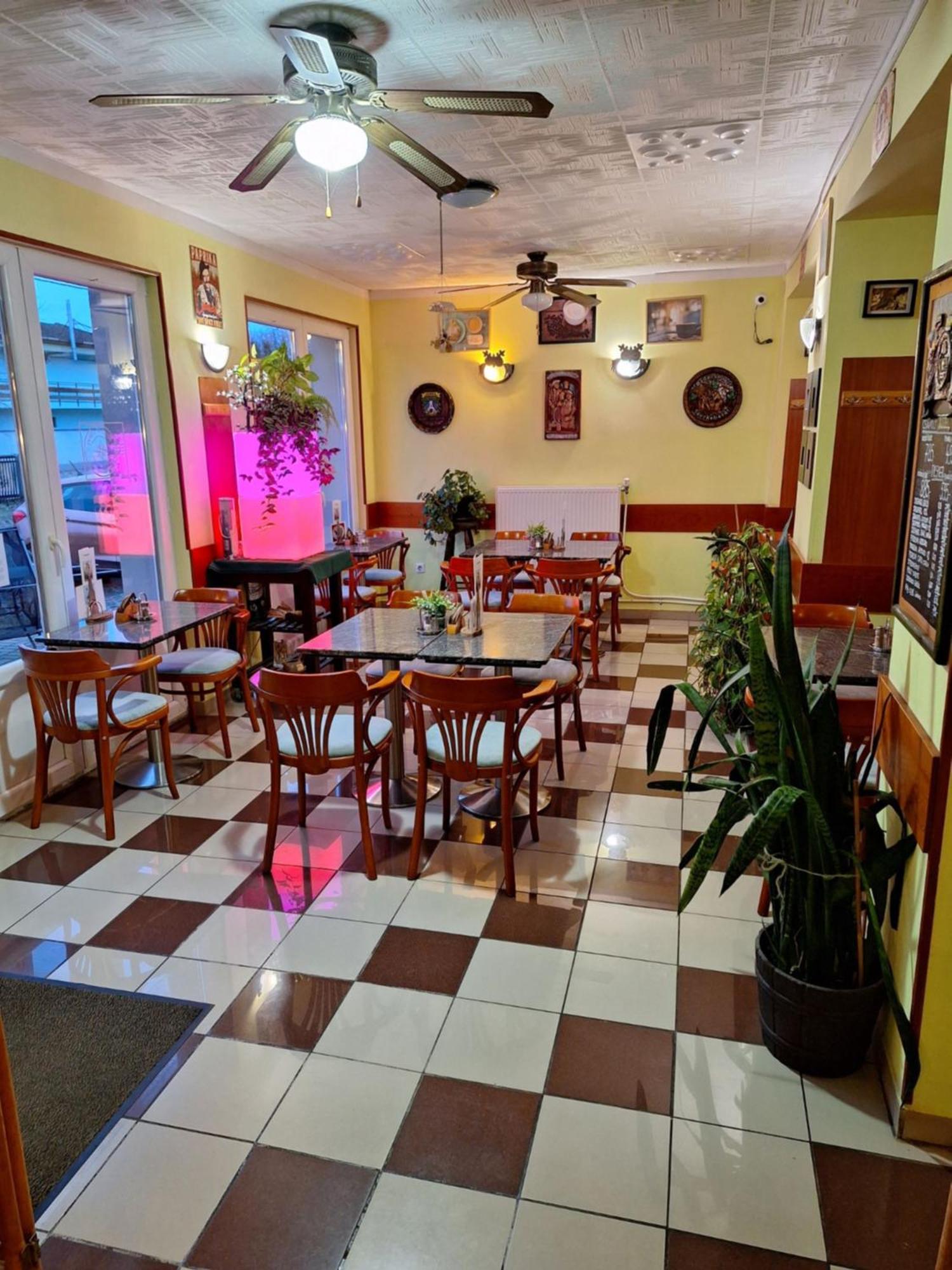 Grill Terasz Etterem Es Szallashely Mezőkövesd Екстериор снимка