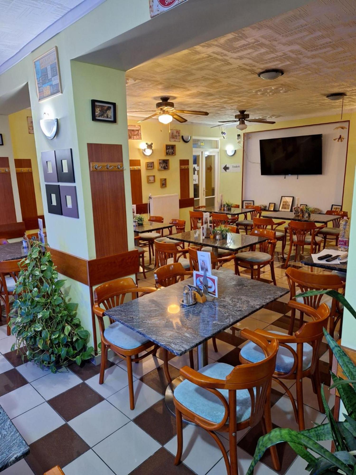 Grill Terasz Etterem Es Szallashely Mezőkövesd Екстериор снимка